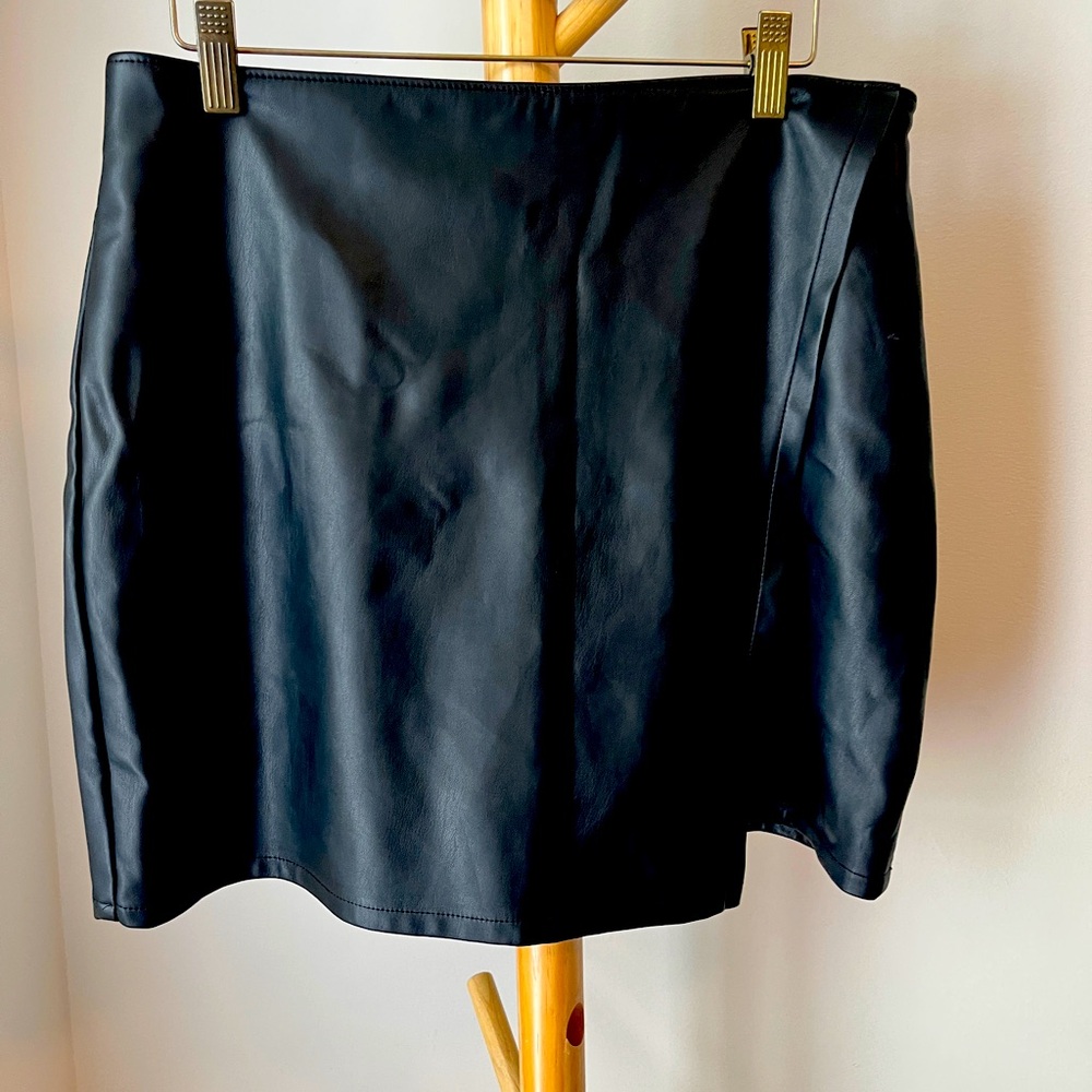Hollister Black Faux Leather Mini Skirt Kilt Size Large
